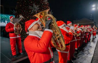 В центре Кишинева вчера вечером была открыта рождественская ёлка и ярмарка, посвящённая зимним праздникам.