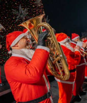 В центре Кишинева вчера вечером была открыта рождественская ёлка и ярмарка, посвящённая зимним праздникам.