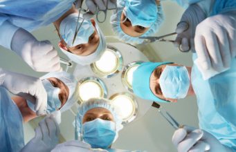 Два ведущих медицинских учреждения страны впервые провели уникальные хирургические операции.