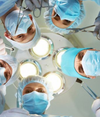 Два ведущих медицинских учреждения страны впервые провели уникальные хирургические операции.