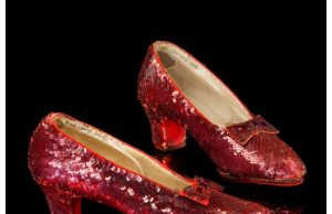 Рубиновые туфельки Дороти из фильма «Волшебник страны Оз» 1939 года продали на аукционе за $32,5 млн.