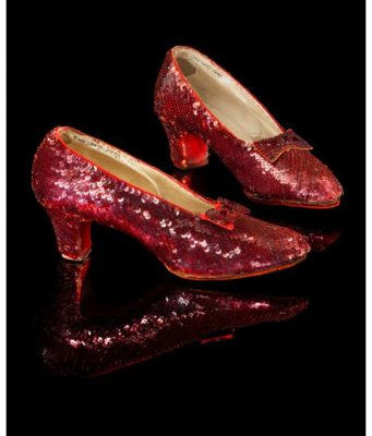 Рубиновые туфельки Дороти из фильма «Волшебник страны Оз» 1939 года продали на аукционе за $32,5 млн.