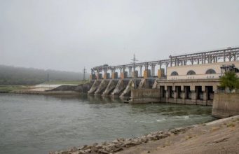 Дубоссарская гидроэлектростанция на Днестре снизила сброс воды до минимума, чтобы увеличить запасы в водохранилище перед новым годом из-за возможного прекращения поставок газа в Приднестровье.