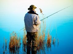 В ЮАР рыбак спас утопающую, поймав ее на крючок