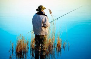 В ЮАР рыбак спас утопающую, поймав ее на крючок