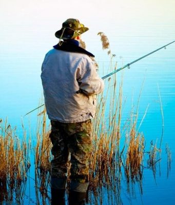 В ЮАР рыбак спас утопающую, поймав ее на крючок
