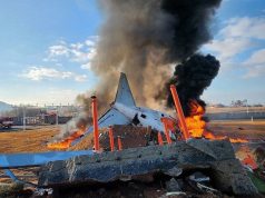 В аэропорту Муан в Южной Корее самолёт при посадке пролетел мимо взлетно-посадочной полосы и врезался в ограждение.