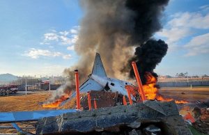 В аэропорту Муан в Южной Корее самолёт при посадке пролетел мимо взлетно-посадочной полосы и врезался в ограждение.