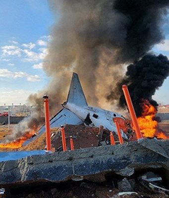 В аэропорту Муан в Южной Корее самолёт при посадке пролетел мимо взлетно-посадочной полосы и врезался в ограждение.