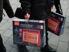 Многие жители Приднестровья стоят в очередях в торговых центрах за электрическими плитами и обогревателями после того, как подача природного газа прекратилась.