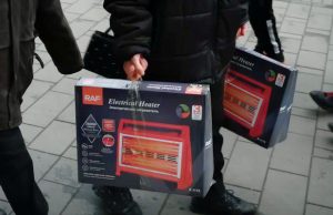 Многие жители Приднестровья стоят в очередях в торговых центрах за электрическими плитами и обогревателями после того, как подача природного газа прекратилась.