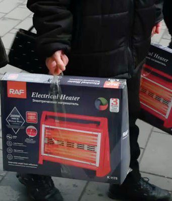 Многие жители Приднестровья стоят в очередях в торговых центрах за электрическими плитами и обогревателями после того, как подача природного газа прекратилась.