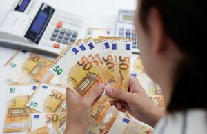 Bloomberg: Евро упало до самого низкого уровня