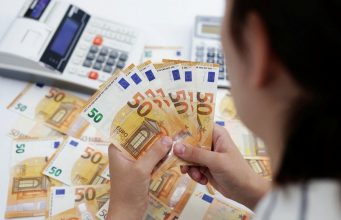 Bloomberg: Евро упало до самого низкого уровня