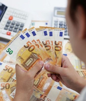 Bloomberg: Евро упало до самого низкого уровня