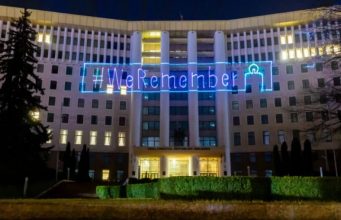 На здание парламента была спроецирована надпись «WeRemember»