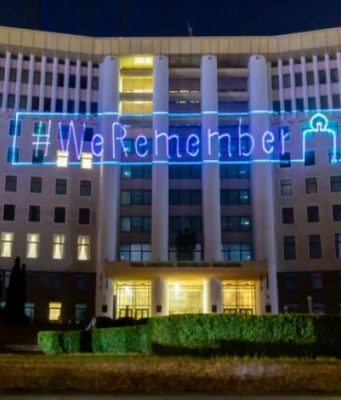 На здание парламента была спроецирована надпись «WeRemember»