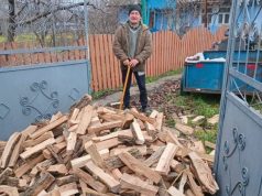 Блок «Победа» раздал дрова пенсионерам, оставшимся в сложной ситуации