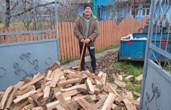 Блок «Победа» раздал дрова пенсионерам, оставшимся в сложной ситуации