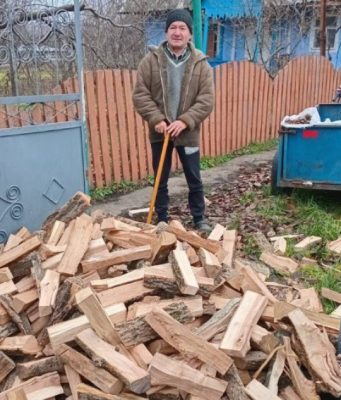 Блок «Победа» раздал дрова пенсионерам, оставшимся в сложной ситуации