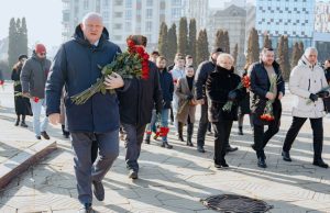 Депутаты блока «Победа» возложили цветы к мемориалу воинской славы «Вечность»