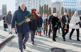 Депутаты блока «Победа» возложили цветы к мемориалу воинской славы «Вечность»