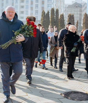 Депутаты блока «Победа» возложили цветы к мемориалу воинской славы «Вечность»