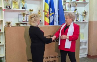 Ценный подарок Глодянскому русскому лицею им. Льва Толстого: учащиеся получили интерактивную доску