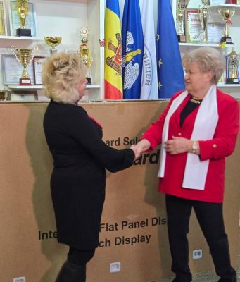 Ценный подарок Глодянскому русскому лицею им. Льва Толстого: учащиеся получили интерактивную доску