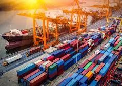 Президент США Дональд Трамп объявил о введении 25% пошлин на импорт товаров из Канады и Мексики и 10% — на импорт из Китая.