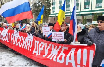 В Кишиневе проходит акция протеста против закрытия Российского центра науки и культуры перед зданием МИД Молдовы, – передает наш админ с места событий.