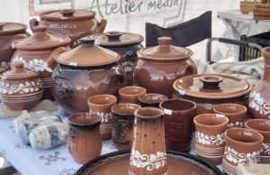 Ярмарки продукции от местных производителей, а также мэрцишоров на выходных.