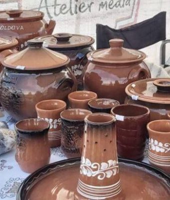 Ярмарки продукции от местных производителей, а также мэрцишоров на выходных.