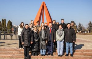 Социалисты, во главе с лидером партии, пятым президентом Молдовы Игорем Додоном возложили цветы к Мемориалу воинской славы «Вечность»