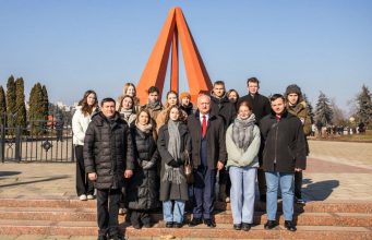 Социалисты, во главе с лидером партии, пятым президентом Молдовы Игорем Додоном возложили цветы к Мемориалу воинской славы «Вечность»