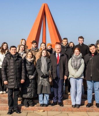 Социалисты, во главе с лидером партии, пятым президентом Молдовы Игорем Додоном возложили цветы к Мемориалу воинской славы «Вечность»