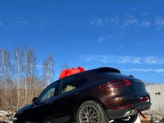 Porsche Macan выбросил в мусорку мужчина в России в Мытищах