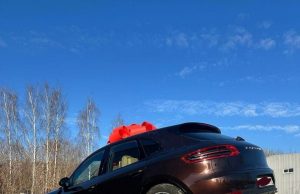 Porsche Macan выбросил в мусорку мужчина в России в Мытищах
