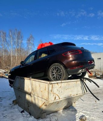 Porsche Macan выбросил в мусорку мужчина в России в Мытищах