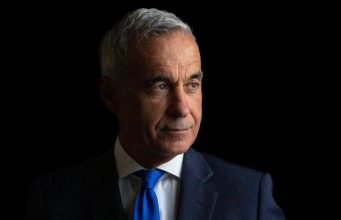 Задержан кандидат в президенты Румынии Кэлин Джорджеску, сообщает его пресс-служба.