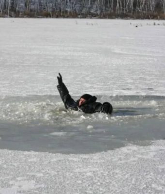 В Кишиневе спасли рыбака, провалившегося под лед