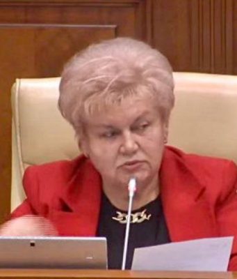 Депутат Регина Апостолова потребовала повышения пенсий до 5000 леев