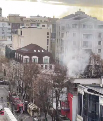 Пожарные продолжают работать на улице Колумна, где накануне был крупный пожар