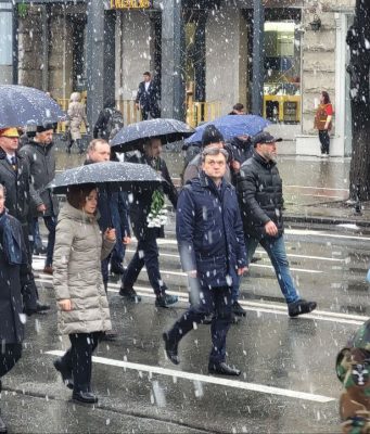 Руководство страны возложили цветы к памятнику Штефана Чел Маре в честь 33-летней годовщины начала вооруженного конфликта на Днестре, – передает наш админ с места событий.