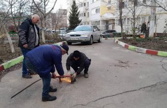Парковочные места в Кишинёве освобождают от незаконно установленных препятствий Незаконные устройства мешают как водителям, так и пешеходам, поэтому работы по восстановлению порядка продолжаются. В мэрии напоминают, что общественное пространство принадлежит всем и призывают соблюдать правила его использования.