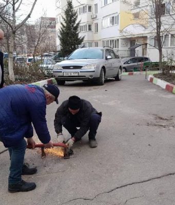 Парковочные места в Кишинёве освобождают от незаконно установленных препятствий Незаконные устройства мешают как водителям, так и пешеходам, поэтому работы по восстановлению порядка продолжаются. В мэрии напоминают, что общественное пространство принадлежит всем и призывают соблюдать правила его использования.