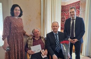 Сотрудники Посольства России в Молдове поздравили ветерана советско-японской войны с 100-летним юбилеем