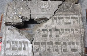 В Рышканах нашли старинную надгробную плиту