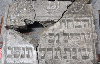 В Рышканах нашли старинную надгробную плиту