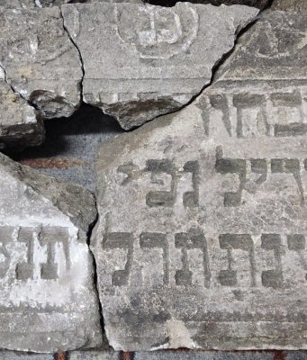 В Рышканах нашли старинную надгробную плиту